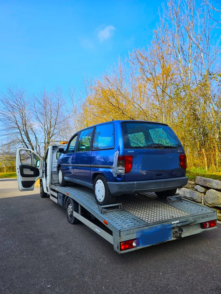 Fiat Ulysse chargé sur le plateau d’un camion près d’un muret.