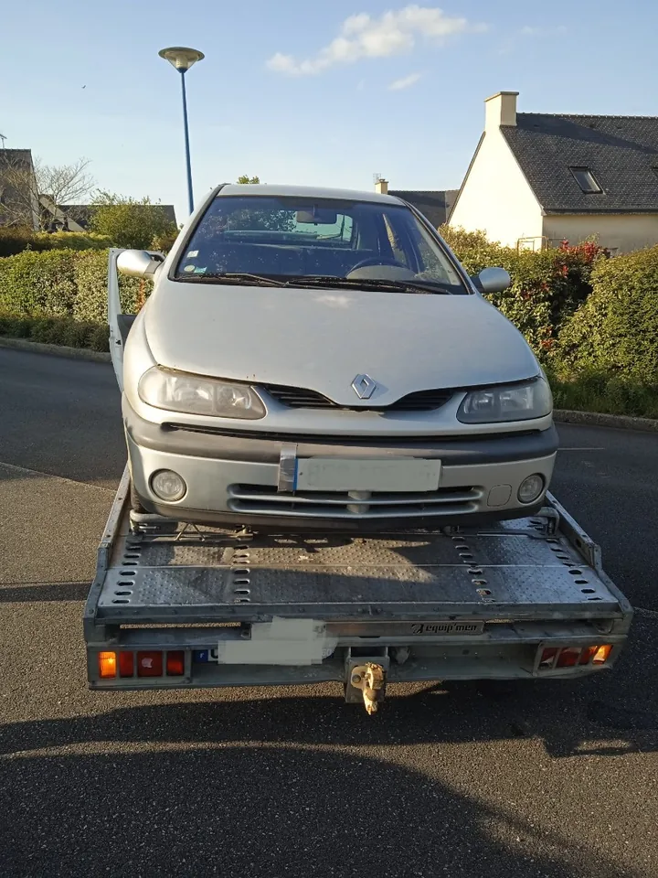 Voiture Renault chargée de face sur le plateau d’une dépanneuse.