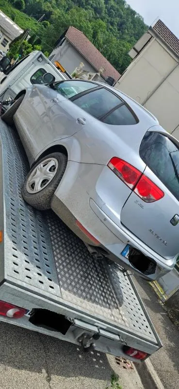Seat Altea XL chargé sur le plateau métallique d’une dépanneuse.