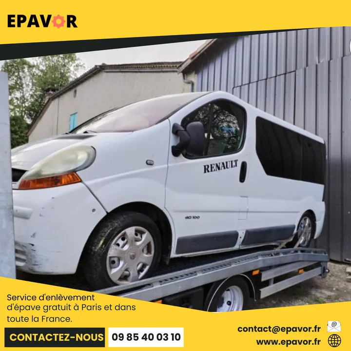 Renault Trafic chargé de trois quarts avant sur une dépanneuse.