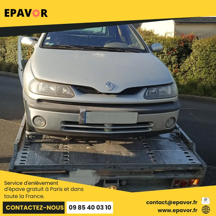 Renault vue de face sur le plateau d’un camion de transport.