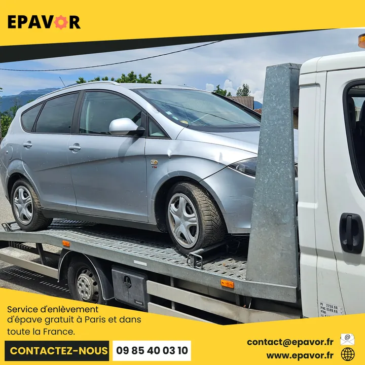 Seat Altea XL avec des enfoncements sur l’aile avant sur une dépanneuse.