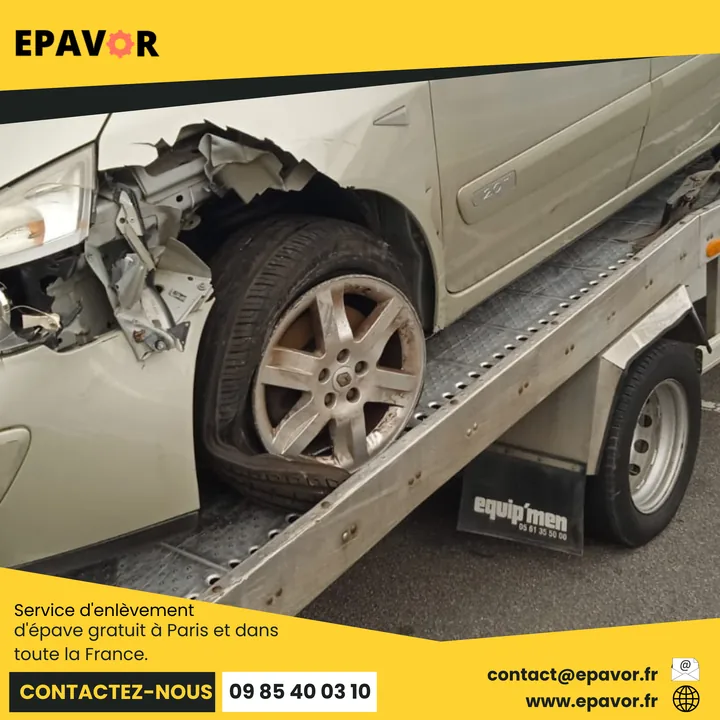 Voiture Renault avec une aile déchirée et un pneu très affaissé sur un plateau.