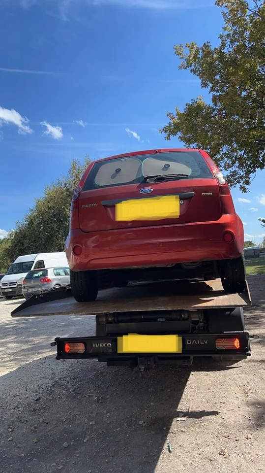 Ford Fiesta chargée sur la plateforme d’une dépanneuse.