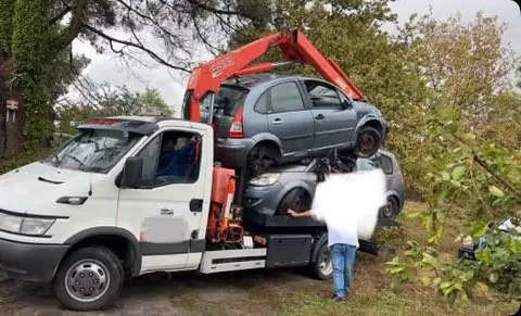 Deux carrosseries superposées sur un camion blanc à grue rouge.