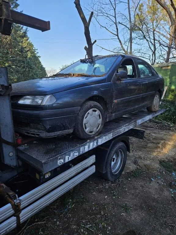 Voiture sombre sur un plateau, avec une chaîne au-dessus du pavillon.
