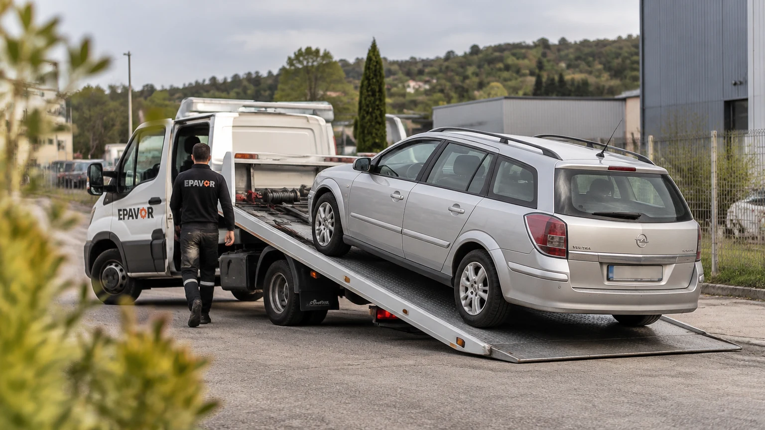 Illustration d’un enlèvement d’épave à Lafrançaise avec une dépanneuse — service d’épaviste.