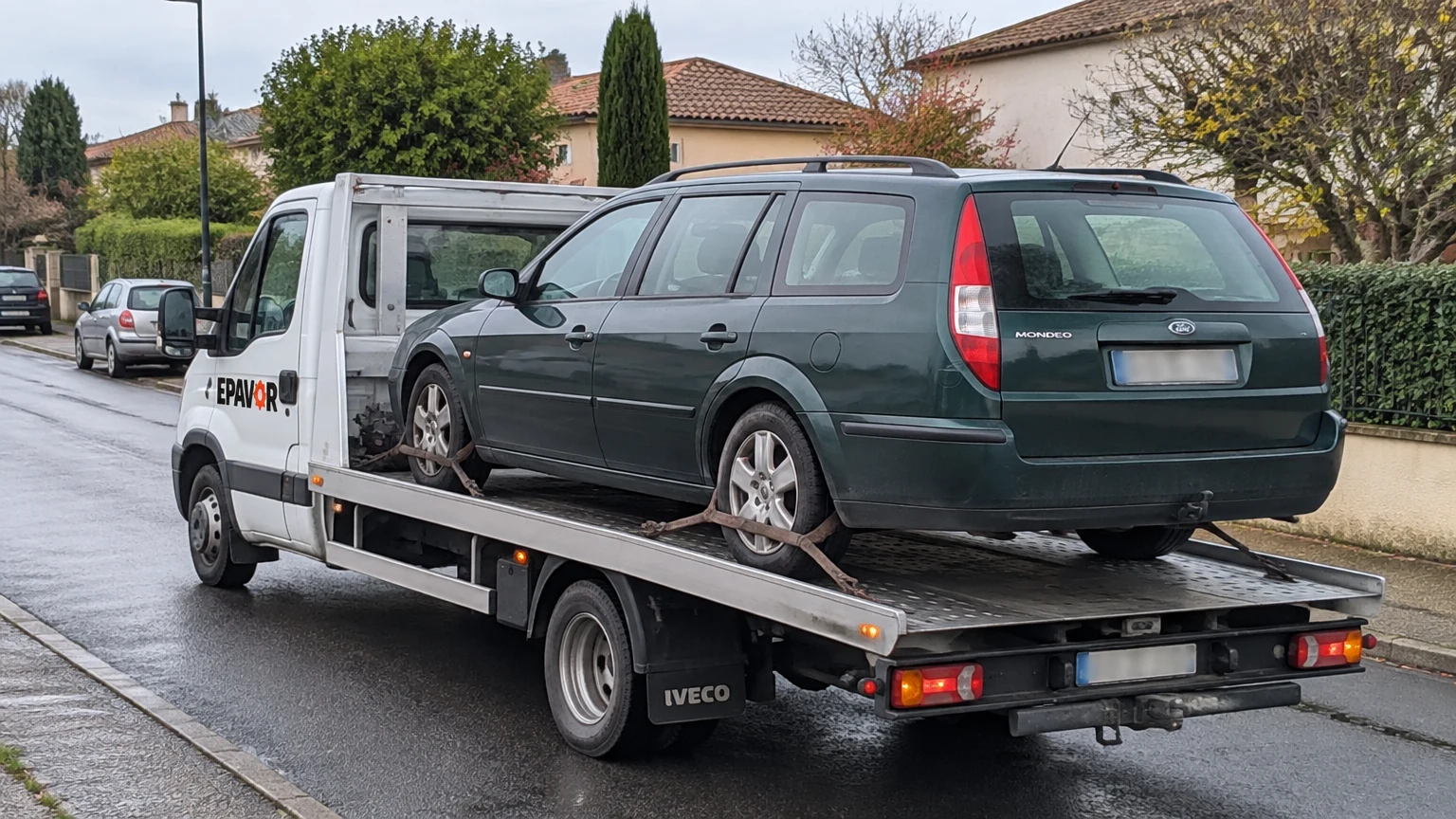 Illustration d’un enlèvement d’épave à Saint-Quentin-de-Baron avec une dépanneuse — service d’épaviste.